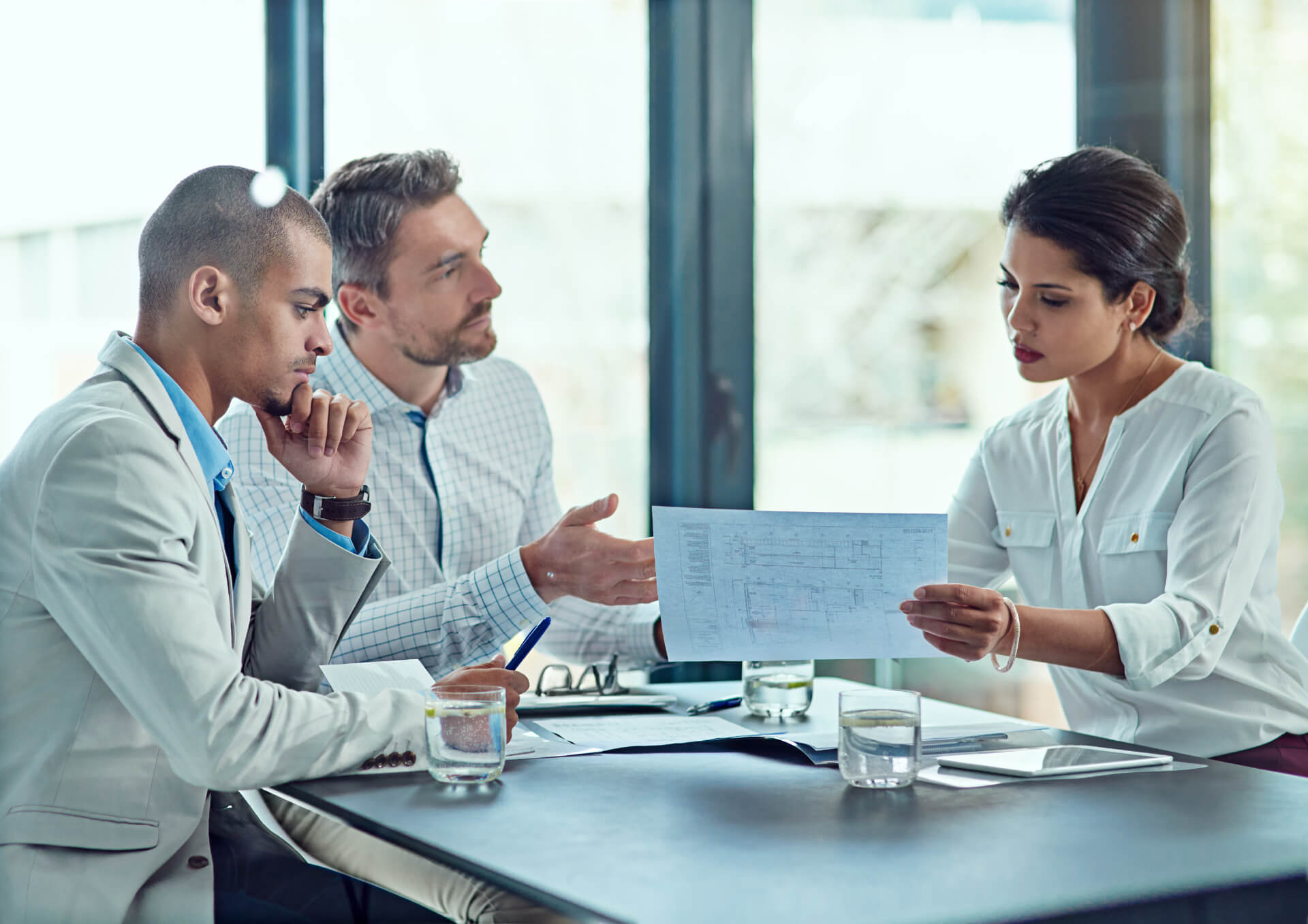 Gruppe von Menschen unterhält sich während einer Teamsupervision Gruppe von Menschen unterhält sich während einer Teamsupervision