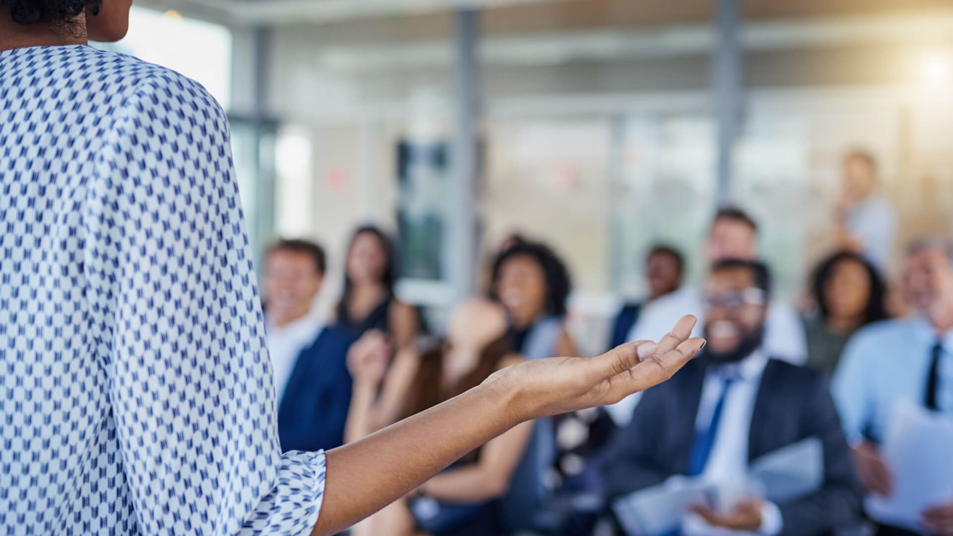 Absolvent hält ein Zertifikat für erfolgreich abgeschlossene Ausbildung Absolvent hält ein Zertifikat für erfolgreich abgeschlossene Ausbildung